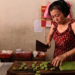 Ben Tre food entrepreneur cutting coconut candy - Kevin Longa - kevinlonga.com